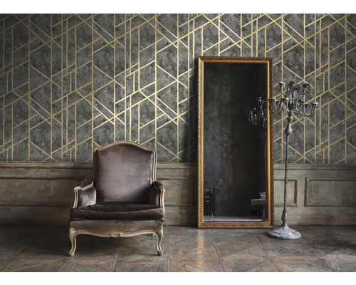 Decoratieve kamer met fauteuil, spiegel, kandelaar en behang met patroon