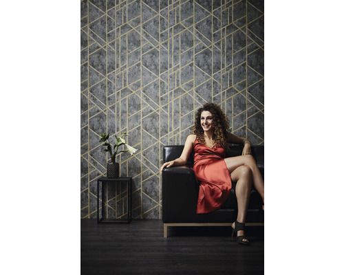 Woonkamer met geometrisch behang, bank en bijzettafel