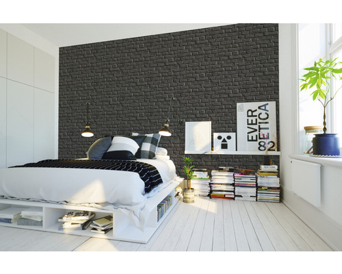 Slaapkamer met bed en bakstenen wandbekleding