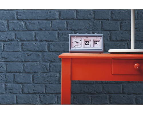 Tafel met flip-over klok voor bakstenen muur