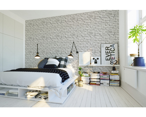 Slaapkamer met bed, nachtkastje en bakstenen behang