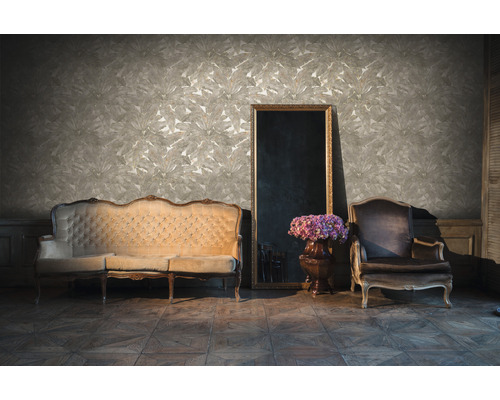 Elegante woonkamer met patroonbehang, bank, fauteuil en spiegel