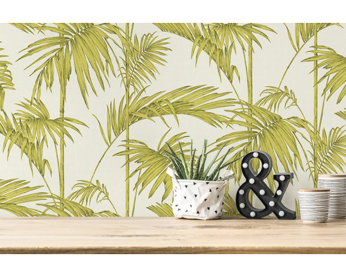 Kamerscène met palmboommotiefbehang, plant en decoratief &-teken op een houten tafel.