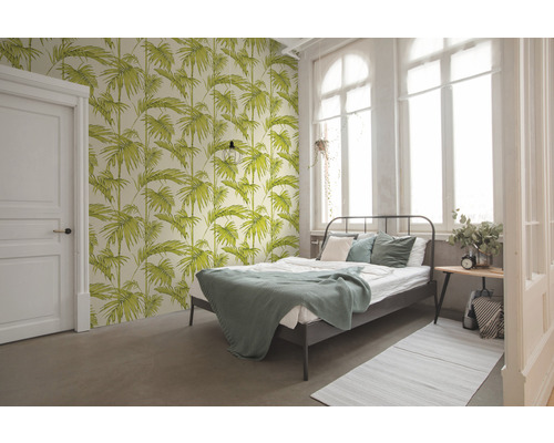 Slaapkamer met palmboom behang, bed en daglicht
