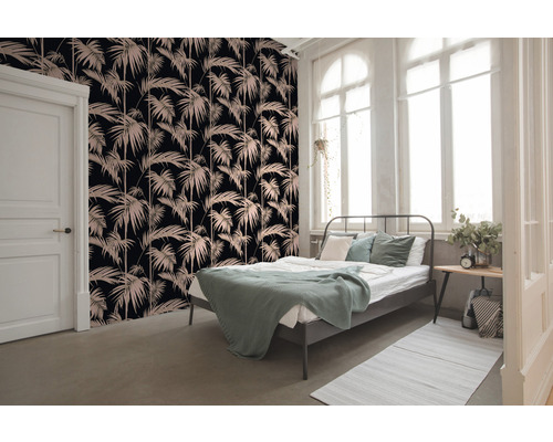 Slaapkamer met patroonbehang, bed en daglicht