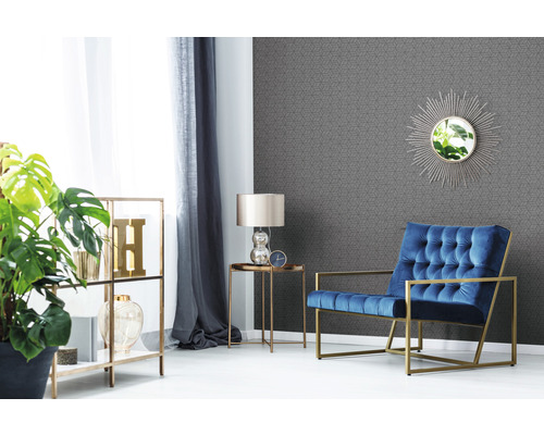 Woonkamer met fauteuil, rek, lamp en geometrisch behang