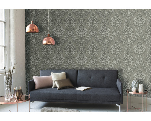 Woonkamer met grijs damastbehang, bank en koperkleurige lampen