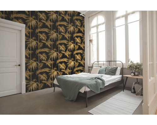 Slaapkamer met palmmotiefbehang, bed en witte ramen.