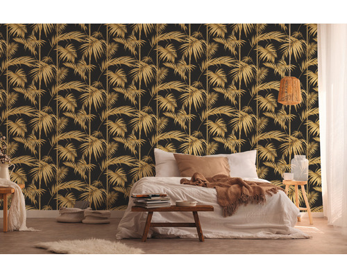 Slaapkamer met patroon palmenbladbehang en natuurlijke decoraties