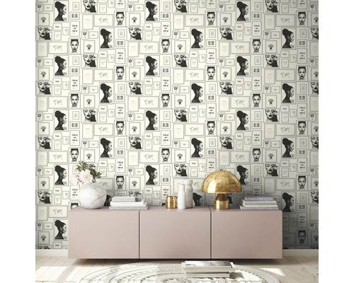 Scène met een behang met een patroon van vrouwenportretten in lijsten achter een dressoir.
