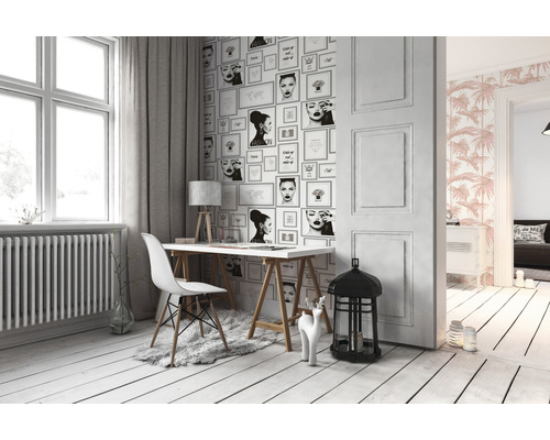 Lichte kamer met bureau, stoel, radiator en decoratief behang.