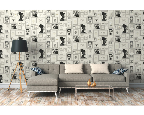 Woonkamer met patroonbehang, bank en staande lamp