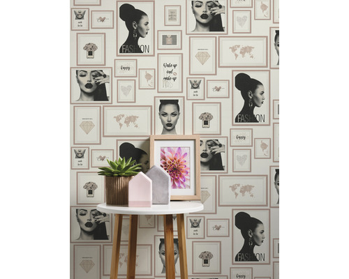 Fotobehang met decoratieve afbeeldingen op een wand