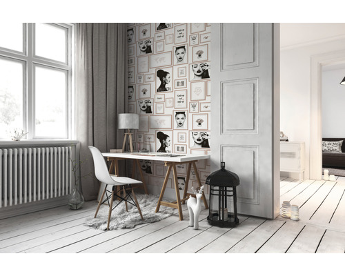 Lichte kamer met raam, radiator, bureau en behang met fotolijstmotieven