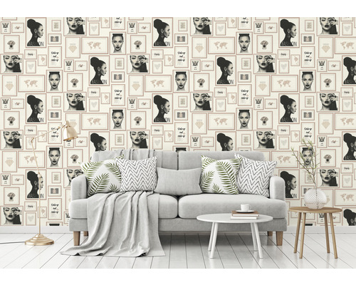 Interieur met een bank voor een muur met fotobehang met modethema''s.