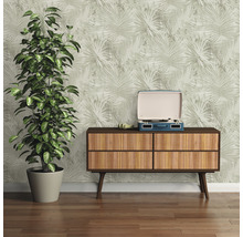 Woonkamer met behang met print, dressoir, kamerplant en platenspeler