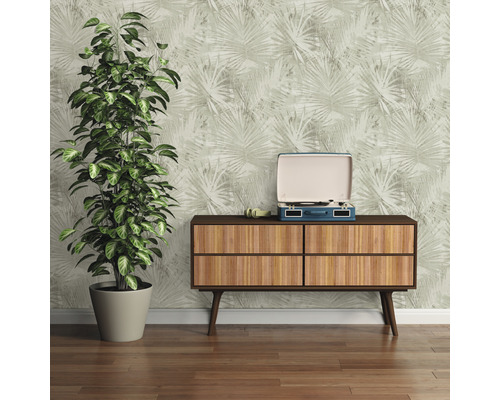 Woonkamer met behang met print, dressoir, kamerplant en platenspeler