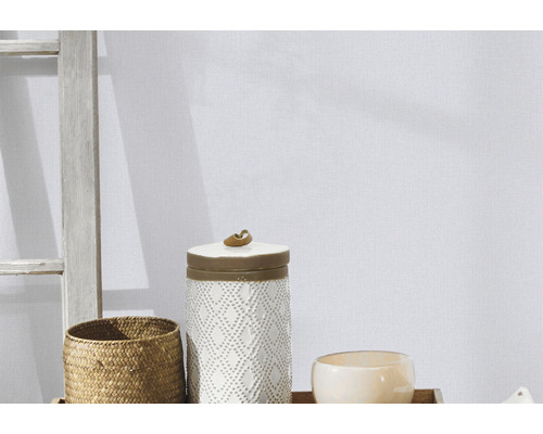 Decoratieve scène met wilgenmand, keramieken doos en schaal