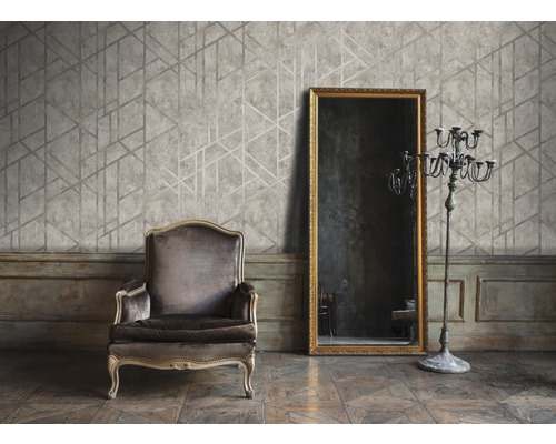 Kamerweergave met stoel, spiegel, kandelaar en geometrisch behang