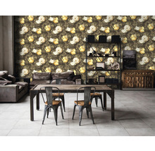 Woonkamer met bloemenbehang, houten tafel en stoelen