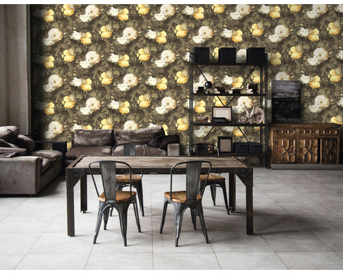 Woonkamer met bloemenbehang, houten tafel en stoelen