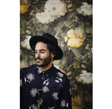 Een man met hoed voor een bloementapijt uit de Metropolitan Stories-collectie.