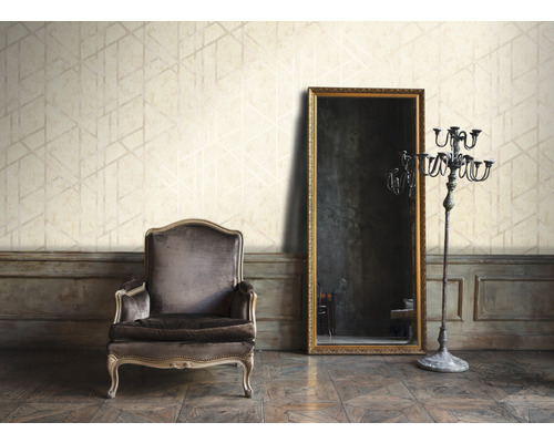 Klassiek interieur met fauteuil, spiegel en geometrisch behang voor een elegant kamerontwerp.