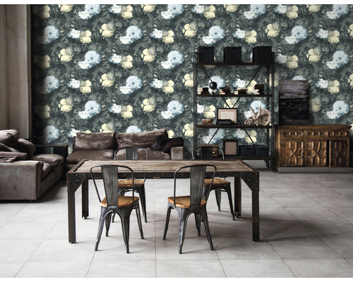 Woonkamer met bloemenbehang, bank, tafel en rekken