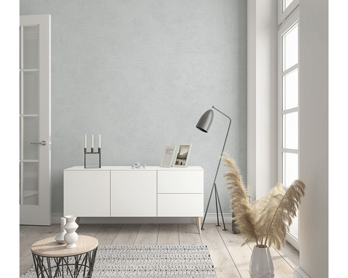 Woonkamer met dressoir, staande lamp en decoratie