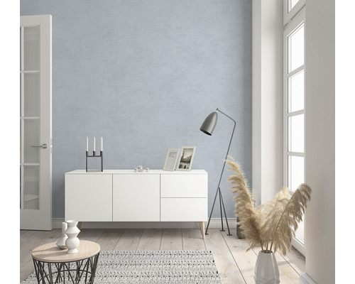Lichte kamer met blauw structuurbehang, dressoir, vloerlamp en raam