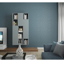 Woonkamer met grijze boekenkast, bank en decoratie