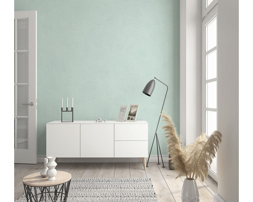 Woonkamer met dressoir, vloerlamp, decoratie en tapijt