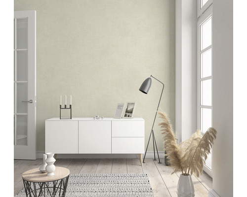 Lichte woonkamer met behang, dressoir, lamp en decoratie