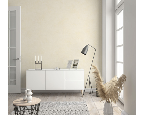 Lichte ruimte met dressoir, decoratie en staande lamp