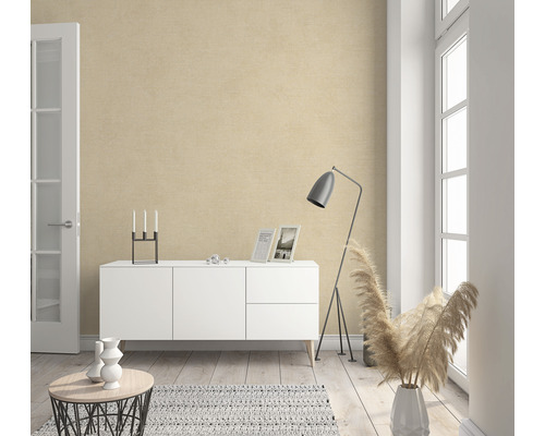 Woonkamer met dressoir, staande lamp en decoratie