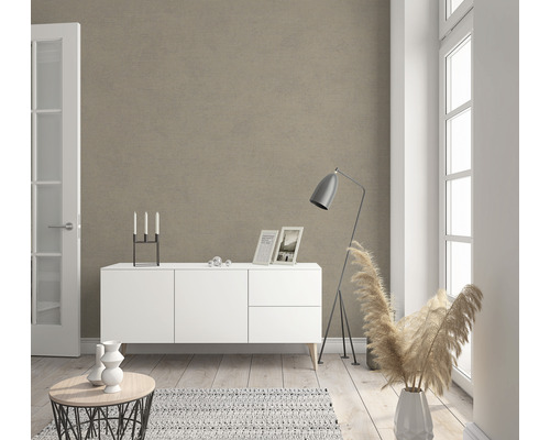 Lichte kamer met dressoir, lamp en decoratie