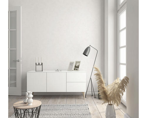 Lichte kamer met dressoir, vloerlamp en decoraties