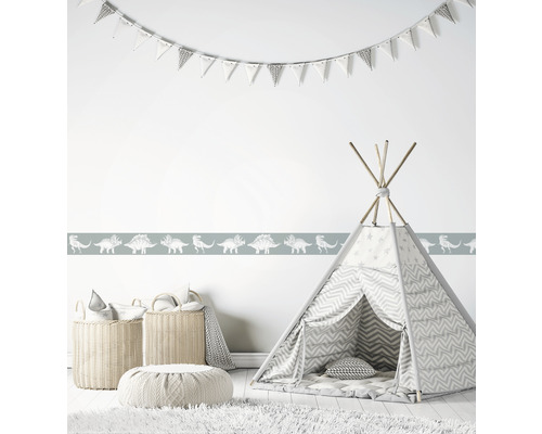 Gedecoreerde kinderkamer met dinosaurusrand, speeltent en manden