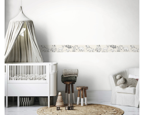 Kinderkamer met wanddecoratie met diermotieven, kinderbed met hemel en zitplaats