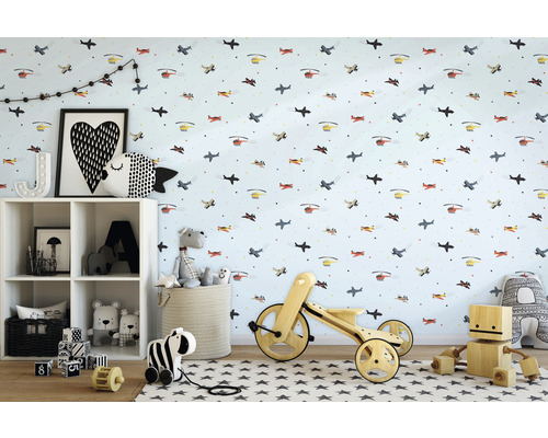 Kinderkamer met vliegtuigbehang, speelgoedplank en houten speelgoed