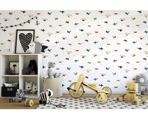 Kinderkamer met vliegtuigbehang, speelgoed en een kast