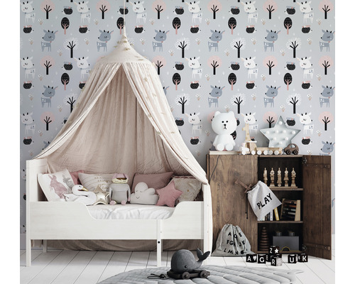 Kinderkamer met bed, hemelbed, kast en behang met dierenmotieven