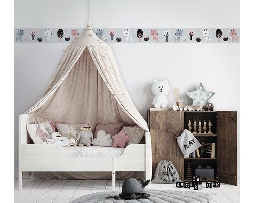 Kinderkamer met wit bed, hemelbed en wandborder met dierenmotieven