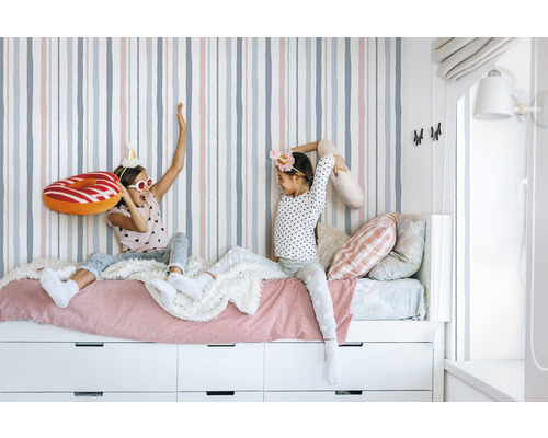 Meisjeskamer met gestreept behang, bed en laden