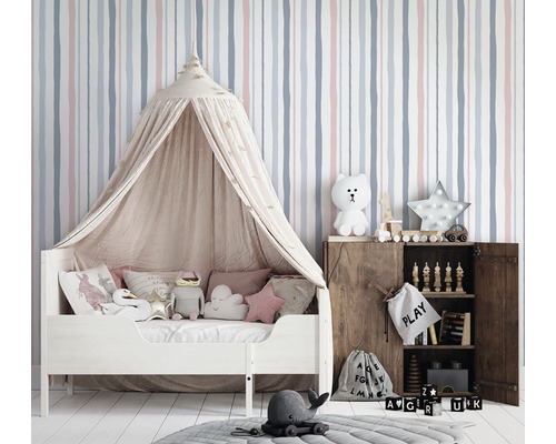 Kinderkamer met bed, hemelbed, houten kast en speelgoed