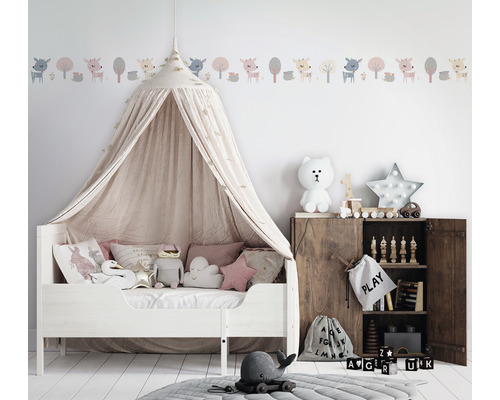 Kinderkamer met bed, hemelbed, wandborduur en houten kast