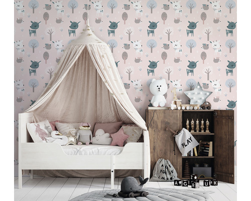 Kinderkamer met hemelbed, houten kast en behang met kindermotieven