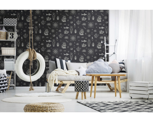 Decoratieve kamer met een bandenschommel, bank en behang met maritieme motieven.