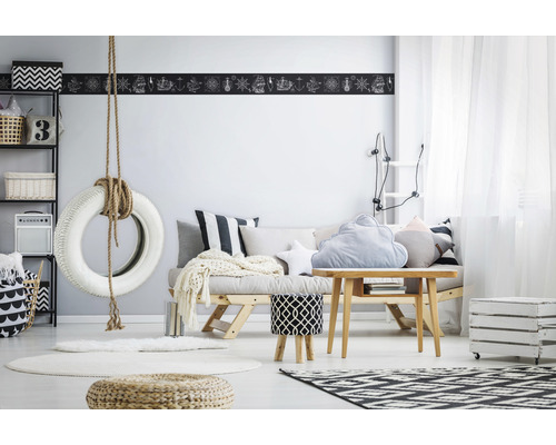 Woonkamer met bandenschommel, zitgelegenheid en patroonrand