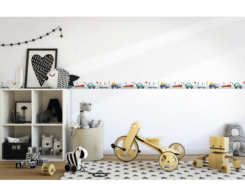 Decoratieve kinderkamer met rand, plank en houten speelgoed voor een vriendelijke sfeer.